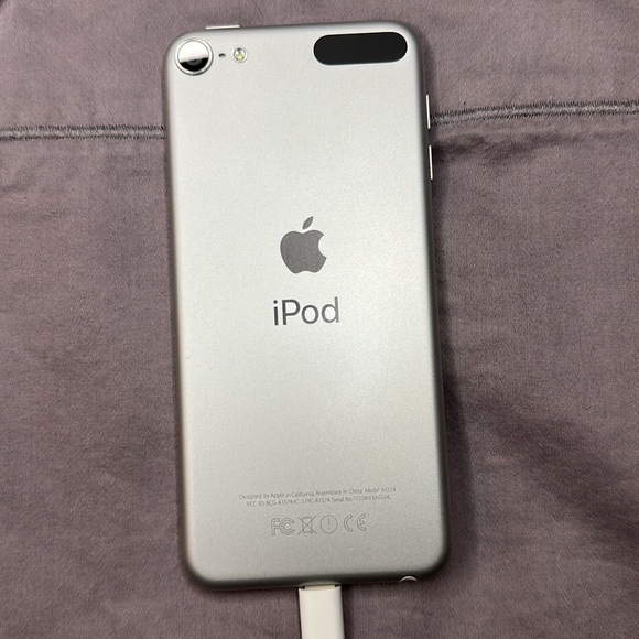 Apple iPod Touch 6th Generation - White - Picture 5 of 9